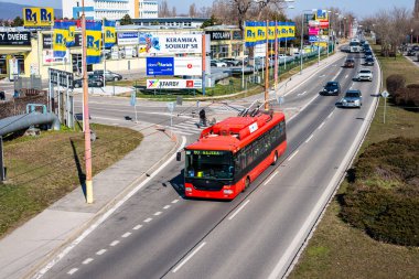 BRATISLAVA, SLOVAKIA Mart 01, 2022. Trolleybus Skoda 30TR SOR # 6027 Bratislava sokaklarında yolcularla birlikte.