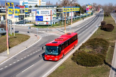 BRATISLAVA, SLOVAKIA Mart 01, 2022. 12.3 no 'lu otobüs # 8613 Bratislava sokaklarında yolcularla yolculuk ediyor..