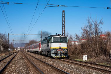 BRATISLAVA, SLOVAKIA - Mart 02, 2022. Lokomotif CKD 754 # 754 084-2 Bratislava sokaklarında yolcularla at sürüyor.