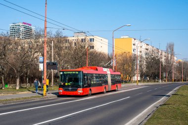 BRATISLAVA, SLOVAKIA - Mart 02, 2022. Trolleybus Skoda 31TR SOR # 6866 Bratislava sokaklarında yolcularla birlikte.