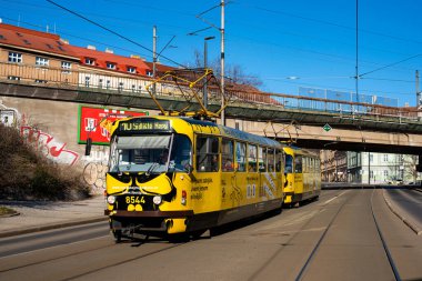 PRAG, ÇEK CUMHURİYETİ - 23 Şubat 2022. Tatra T3R.P 8544 ve 8545 numaralı tramvaylar Prag sokaklarında yolcularla birlikte..