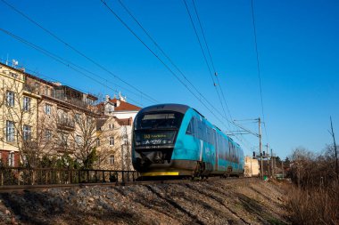 PRAG, ÇEK CUMHURİYETİ - 23 Şubat 2022. Siemens Desiro treni # 642 344-5 Prag sokaklarında yolcularla birlikte..