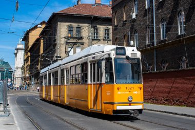 BUDAPEST, HUNGARY - 14 Nisan 2022. Tram Ganz KCSV7 # 1321 Budapeşte sokaklarında yolcularla birlikte.