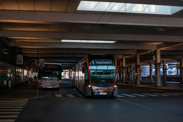 Linz, AUSTRIA - 26 Mart 2022. Trolleybus Van Hool Exqui.Şehir 24 # 231 Linz sokaklarında yolcularla birlikte.