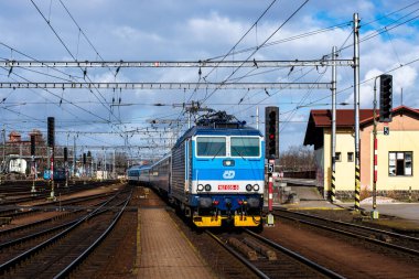 HRADEC KRALOVE, CZECH REPUBLIC - February 22, 2022. Locomotive Skoda 98E1 #162 036-8 riding with passengers in the streets of Hradec Kralove.