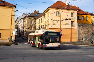 JIHLAVA, CZECH Cumhuriyet - 24 Şubat 2022. Trolleybus Skoda 26Tr Solaris # 82 Jihlava sokaklarında at sürüyor.