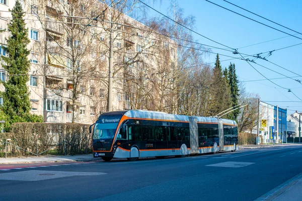 Linz, AUSTRIA - 26 Mart 2022. Trolleybus Van Hool Exqui.Şehir 24 # 234 Linz sokaklarında yolcularla birlikte..