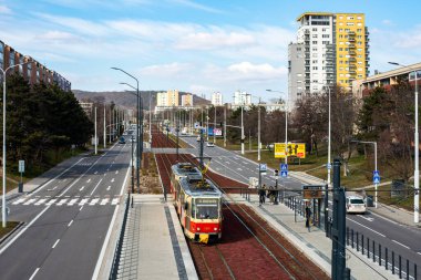 BRATISLAVA, SLOVAKIA - 08 Mart 2022. Trams Tatra T6A5 # 7913 ve 7914 Bratislava sokaklarında yolcularla birlikte.