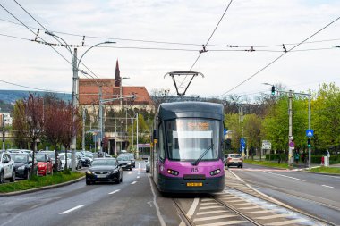 CLUJ-NAPOKA, ROMANIA - 27 Nisan 2022. Tram Astra Imperio # 85 Cluj-Napoka sokaklarında yolcularla birlikte..