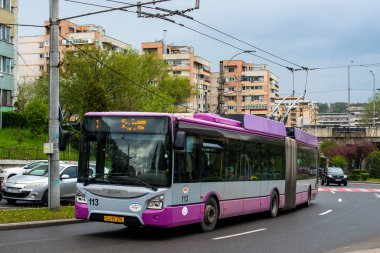 CLUJ-NAPOKA, ROMANIA - 27 Nisan 2022. Trolleybus Astra Kasabası 118 # 113 Cluj-Napoka sokaklarında yolcularla birlikte.