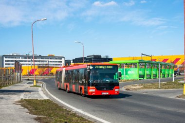 BRATISLAVA, SLOVAKIA - 08 Mart 2022. Otobüs SOR NB 18 numaralı şehir # 2239 Bratislava sokaklarında yolcularla yolculuk ediyor..
