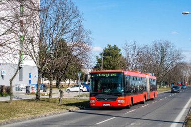 BRATISLAVA, SLOVAKIA - 08 Mart 2022. Otobüs SOR NB 18 numaralı şehir # 2215 Bratislava sokaklarında yolcularla yolculuk ediyor..