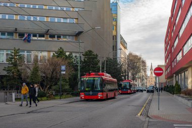 BRATISLAVA, SLOVAKIA - 09 Mart 2022. Trolleybuses Skoda 30TR SOR # 6032 ve Skoda 31TR # 6833 Bratislava sokaklarında yolcularla birlikte.