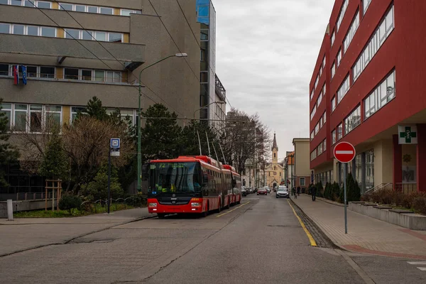 Bratysława Słowacja Marca 2022 Trolleybus Skoda 31Tr Sor 6845 Pasażerami — Zdjęcie stockowe