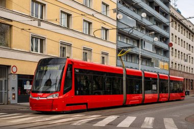 BRATISLAVA, SLOVAKIA - 09 Mart 2022. Tramvay Skoda 29T1 # 7402 Bratislava sokaklarında yolcularla birlikte.