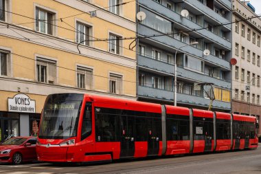 BRATISLAVA, SLOVAKIA - 09 Mart 2022. Tramvay Skoda 30T1 # 7510 Bratislava sokaklarında yolcularla birlikte.