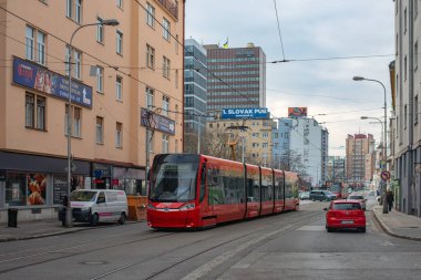 BRATISLAVA, SLOVAKIA - 09 Mart 2022. Tramvay Skoda 29T2 # 7420 Bratislava sokaklarında yolcularla birlikte.