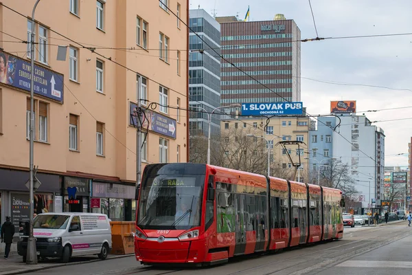 BRATISLAVA, SLOVAKIA - 09 Mart 2022. Tramvay Skoda 30T1 # 7510 Bratislava sokaklarında yolcularla birlikte.