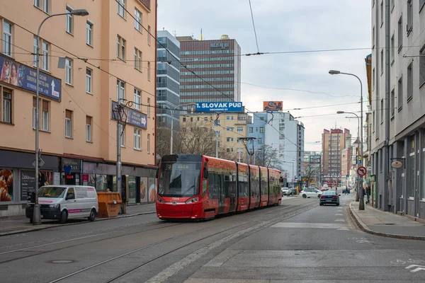Bratysława Słowacja Marca 2022 Tramwaj Skoda 30T1 7504 Pasażerami Ulicach — Zdjęcie stockowe