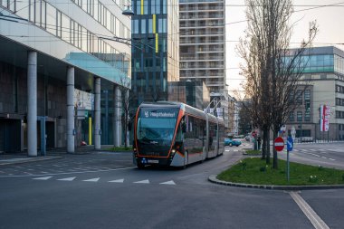 Linz, AUSTRIA - 26 Mart 2022. Trolleybus Van Hool Exqui.Şehir 24 # 228 Linz sokaklarında yolcularla birlikte.