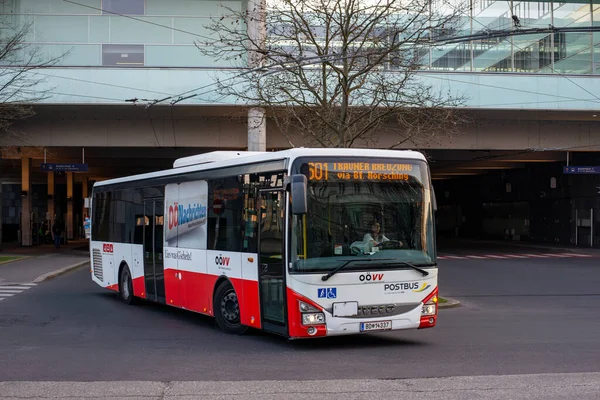 Linz, AUSTRIA - 26 Mart 2022. Iveco kavşağı 12M otobüsü Linz caddelerinde yolcularla yolculuk ediyor..