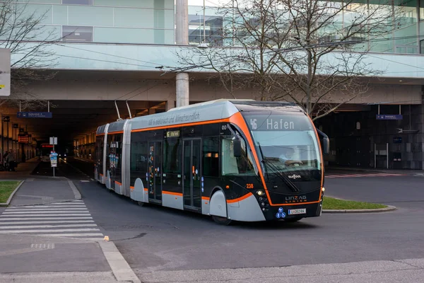 澳大利亚 2022年3月26日 Trolleybus Van Hool Exqui City 238Ride Passengers Streets — 图库照片