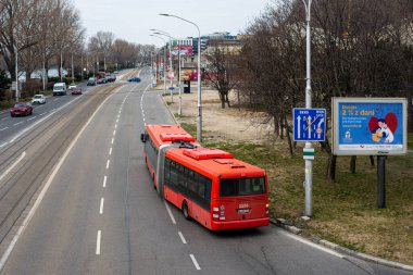 BRATISLAVA, SLOVAKIA - 09 Mart 2022. Otobüs SOR NB 18 numaralı şehir # 2236 Bratislava sokaklarında yolcularla yolculuk ediyor..