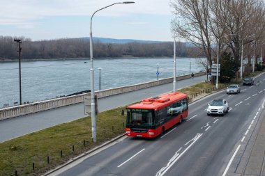 BRATISLAVA, SLOVAKIA - 09 Mart 2022. Otobüs SOR NB 12 Şehir # 1028 Bratislava sokaklarında yolcularla birlikte.