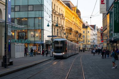 Linz, AUSTRIA - 26 Mart 2022. Tramvay Bombacısı Flexity # 080 'i geçti Linz sokaklarında yolcularla birlikte.