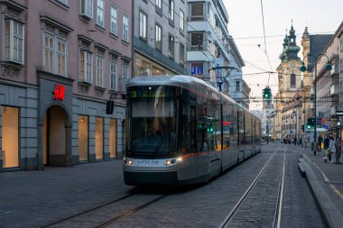 Linz, AUSTRIA - 26 Mart 2022. Tramvay Bombacısı Flexity # 085 Linz sokaklarında yolcularla geziyor..