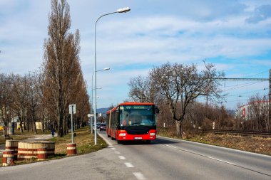 BRATISLAVA, SLOVAKIA - 09 Mart 2022. SOR NB 18 numaralı otobüs # 1851 Bratislava sokaklarında yolcularla yolculuk ediyor..