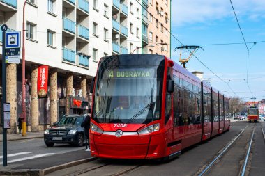 BRATISLAVA, SLOVAKIA - 09 Mart 2022. Tramvay Skoda 29T1 # 7408 Bratislava sokaklarında yolcularla birlikte.