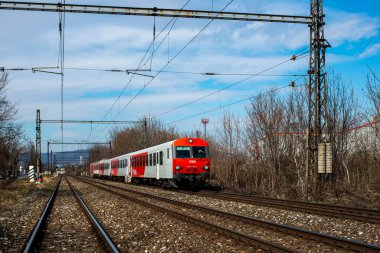 BRATISLAVA, SLOVAKIA - 09 Mart 2022. Tren # 80-73 017-0 (Avusturya) Bratislava sokaklarında yolcularla birlikte.