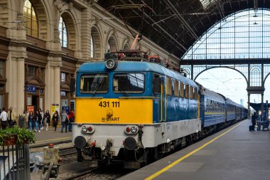 BUDAPEST, HUNGARY - 26 Nisan 2022. Lokomotif V43 # 431 111 Budapeşte sokaklarında ilerliyor.