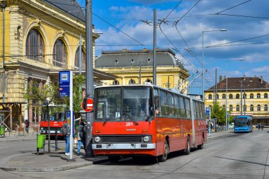 BUDAPEST, AÇIK - 26 Nisan 2022. Trolleybus Ikarus 280T # 281 Budapeşte sokaklarında yolcularla birlikte..