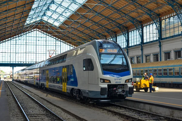 BUDAPEST, HUNGARY - 26 Nisan 2022. Tren Stadler KISS No: 815 031 Budapeşte sokaklarında yolcularla geziyor..