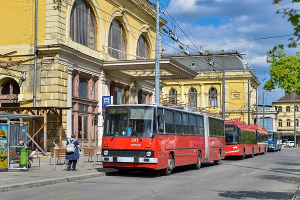 BUDAPEST, AÇIK - 26 Nisan 2022. Trolleybus Ikarus 280T # 207 Budapeşte sokaklarında yolcularla birlikte..