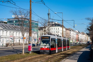 Vienna, AUSTRIA 13 Mart 2022. Siemens Tramvayı ULF-A1 # 131 Viyana sokaklarında yolcularla yolculuk ediyor..