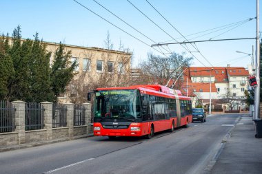 BRATISLAVA, SLOVAKIA - 10 Mart 2022. Trolleybus Skoda 31TR SOR # 6864 Bratislava sokaklarında yolcularla birlikte.
