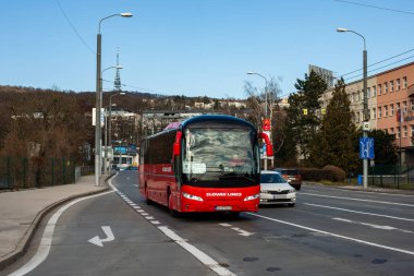 BRATISLAVA, SLOVAKIA - 10 Mart 2022. Neoplan P27 Bratislava sokaklarında yolcularla birlikte..