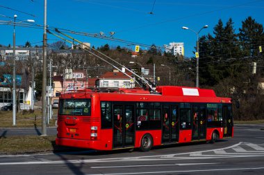 BRATISLAVA, SLOVAKIA - 10 Mart 2022. Trolleybus Skoda 30TR SOR # 6011 Bratislava sokaklarında yolcularla birlikte.