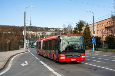 BRATISLAVA, SLOVAKIA - 10 Mart 2022. Otobüs SOR NB 18 Şehir # 4254 Bratislava sokaklarında yolcularla birlikte.