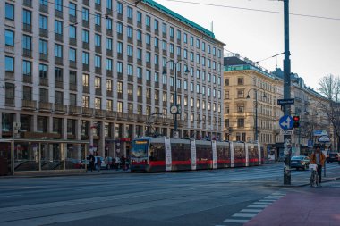 Vienna, AUSTRIA 13 Mart 2022. Siemens Tramvayı ULF-B # 633 Viyana sokaklarında yolcularla yolculuk ediyor..