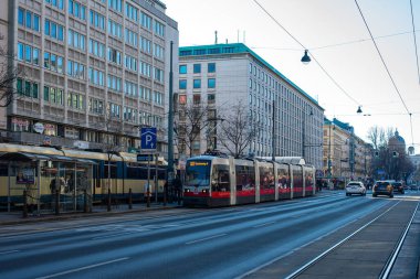 Vienna, AUSTRIA 13 Mart 2022. Siemens Tramvayı ULF-B # 648 Viyana sokaklarında yolcularla yolculuk ediyor..