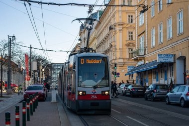 Vienna, AUSTRIA 13 Mart 2022. Siemens Tramvayı ULF-B1 # 754 Viyana sokaklarında yolcularla yolculuk ediyor..