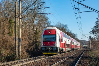 BRATISLAVA, SLOVAKIA - 10 Mart 2022. Skoda 4Ev treni # 671 013-8 Bratislava sokaklarında yolcularla birlikte..