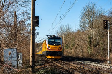 BRATISLAVA, SLOVAKIA - 10 Mart 2022. Lokomotif Bombacısı Traxx MS3 # 186 357-0 Bratislava sokaklarında yolcularla at sürüyor.