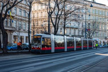 Vienna, AUSTRIA 13 Mart 2022. Siemens Tramvayı ULF-B1 # 757 Viyana sokaklarında yolcularla yolculuk ediyor..