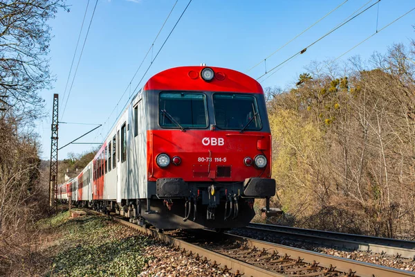 BRATISLAVA, SLOVAKIA - 10 Mart 2022. 80-73 no 'lu tren 114-5 (Avusturya) Bratislava sokaklarında yolcularla yolculuk ediyor..
