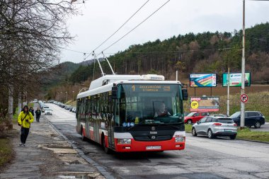 BANSKA BYSTRICA, SLOVAKIA - Nisan 09, 2022. Trolleybus Skoda 30Tr # 3005 Banska Bystrica sokaklarında yolcularla birlikte.